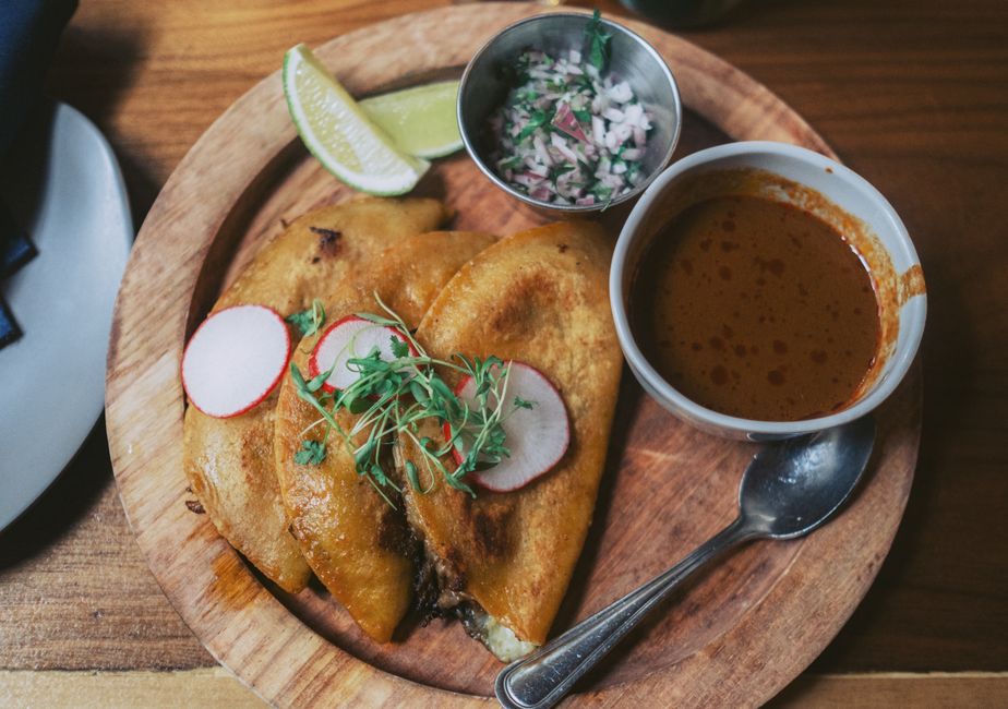 Tlayudas con quesillo recién servidas